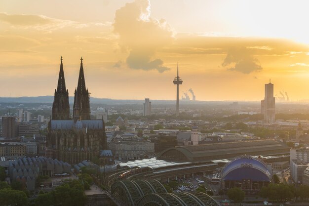 Foto luchtbeeld van gebouwen in de stad bij zonsondergang