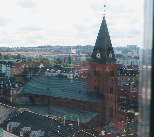 Foto luchtbeeld van gebouwen in de stad tegen de lucht