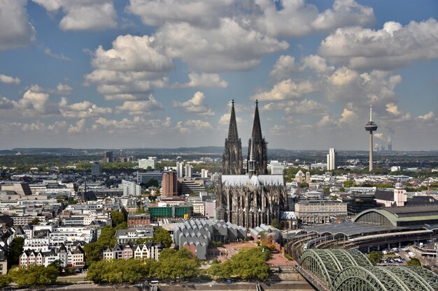 Foto luchtbeeld van gebouwen in de stad tegen een bewolkte lucht