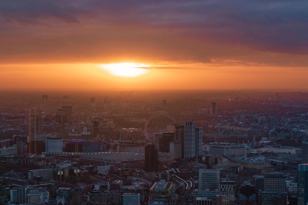 Luchtbeeld van gebouwen tegen de hemel bij zonsondergang