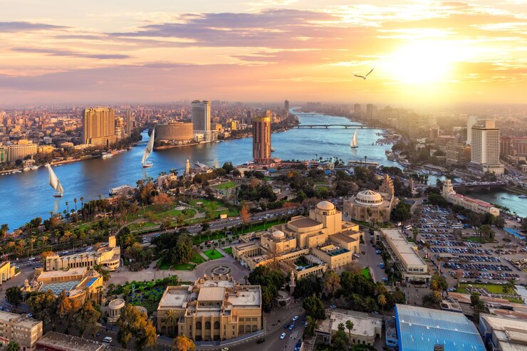 Luchtbeeld van het centrum van Caïro en de Nijl bij zonsondergang in Egypte