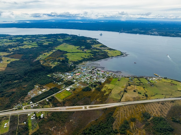 Luchtbeeld van het Chacao-kanaal op het eiland Chiloe in Chili