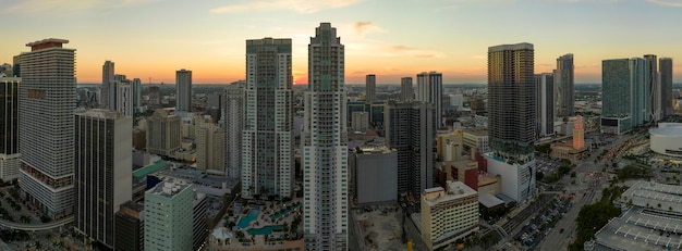 Luchtbeeld van het downtown kantoordistrict van Miami Brickell in Florida USA bij zonsondergang Hoge commerciële en residentiële wolkenkrabbergebouwen in moderne Amerikaanse megapolis