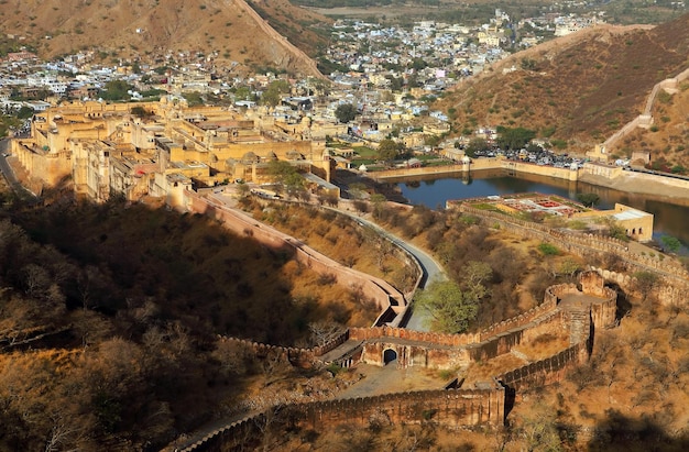 Luchtbeeld van het fort en de bergen van Jaigarh