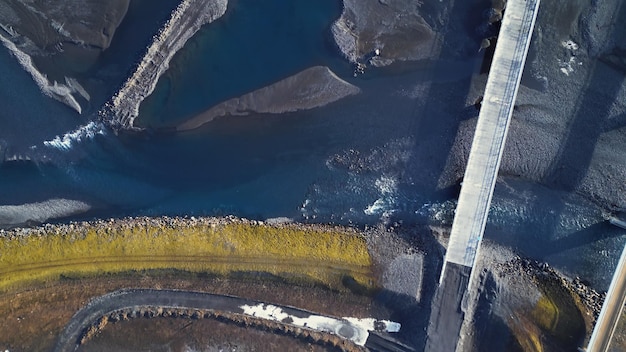 Luchtbeeld van het IJslandse landschap en zwarte velden, Scandinavisch landschap met bevroren wegen en land in IJsland. Prachtig panoramisch uitzicht op de noordelijke wegen, het platteland. Slow motion.