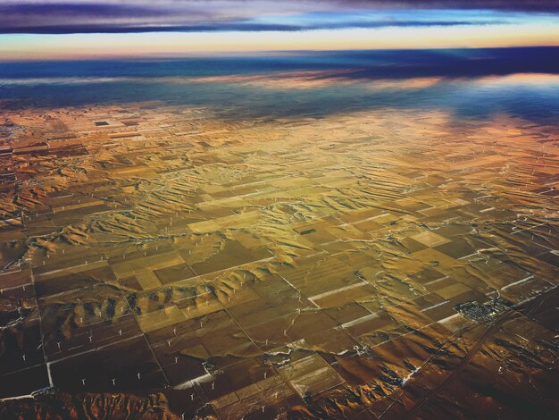 Foto luchtbeeld van het landschap tegen de hemel bij zonsondergang