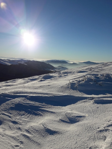 Luchtbeeld van het landschap tegen de lucht tijdens de winter