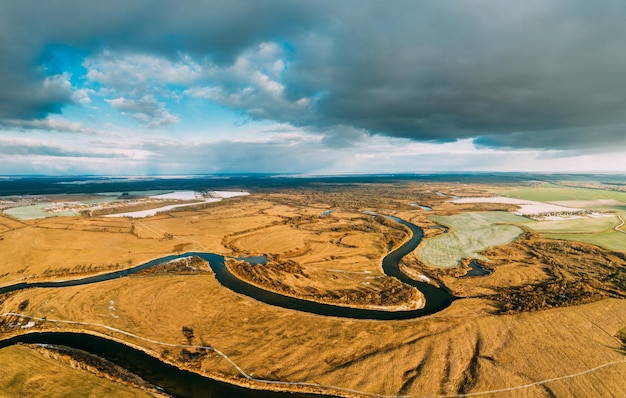 Luchtbeeld van het landschap tegen de lucht