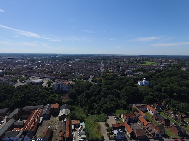 Luchtbeeld van het landschap tegen een blauwe hemel