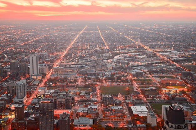 Luchtbeeld van het landschap tegen een oranje hemel