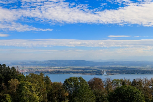 Luchtbeeld van het meer van Biel vanaf Preles in het kanton Bern in Zwitserland