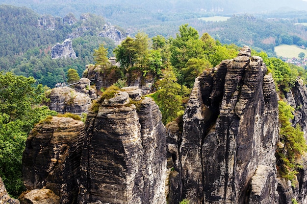 Luchtbeeld van het prachtige landschap van rotsen en bomen in een nationaal park