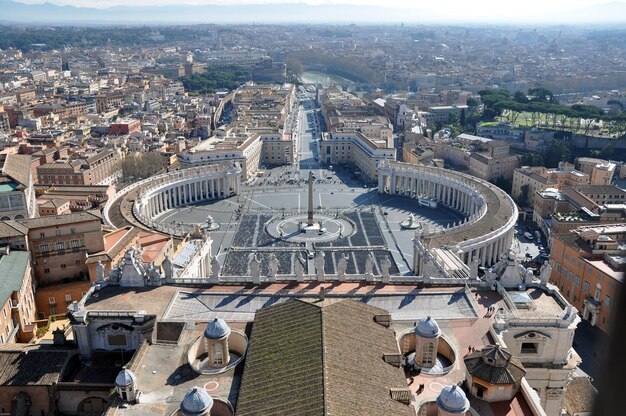 Foto luchtbeeld van het sint-pietersplein in vaticaanstad vanaf de koepel van de basiliek