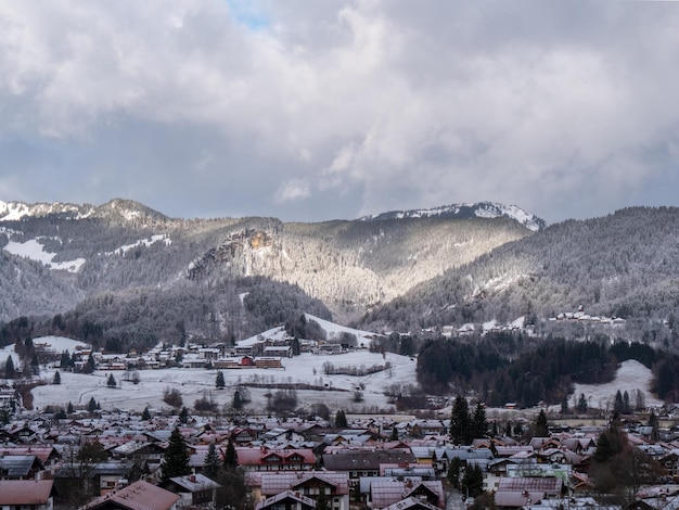 Foto luchtbeeld van het stadsbeeld en de bergen tegen de lucht