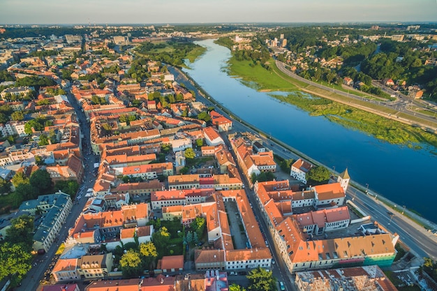 Luchtbeeld van het stadslandschap en de nevis bij zonsondergang