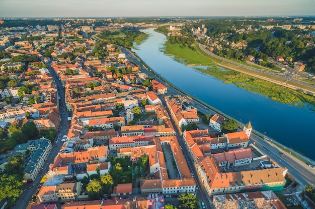 Foto luchtbeeld van het stadslandschap en de nevis bij zonsondergang