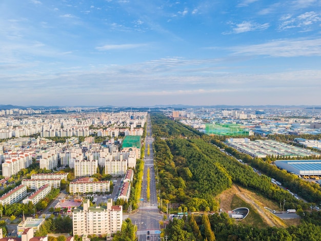 Luchtbeeld van het stadslandschap tegen de lucht