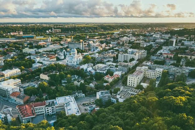Luchtbeeld van het stadslandschap tegen de lucht