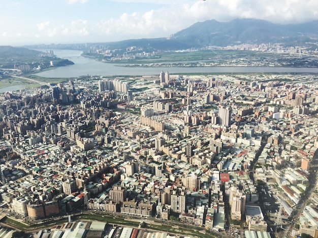 Luchtbeeld van het stadslandschap tegen een berg