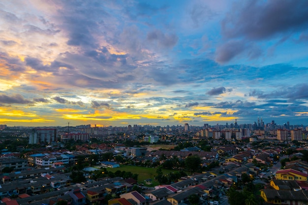 Luchtbeeld van het stadslandschap tegen een bewolkte hemel bij zonsondergang