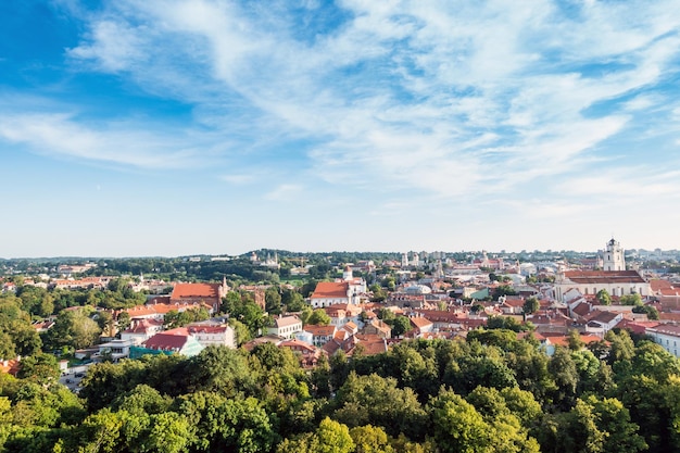 Luchtbeeld van het stadslandschap tegen een bewolkte hemel