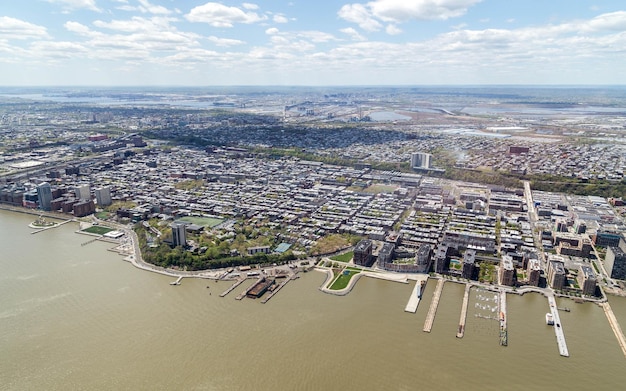 Luchtbeeld van het stadslandschap vanaf de zee