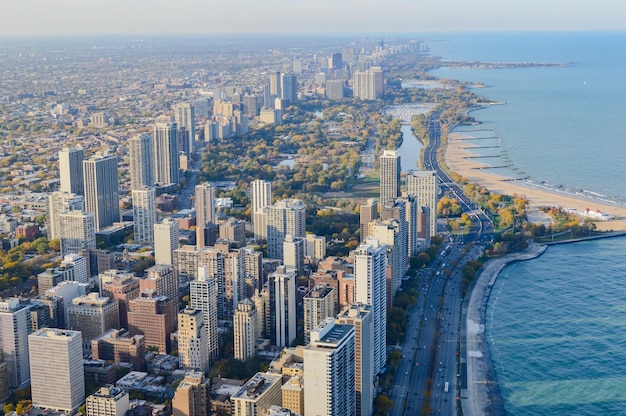 Foto luchtbeeld van het stadslandschap vanaf de zee