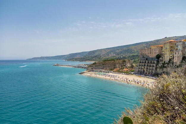 Luchtbeeld van het strand en de stad Tropea Calabria Italië