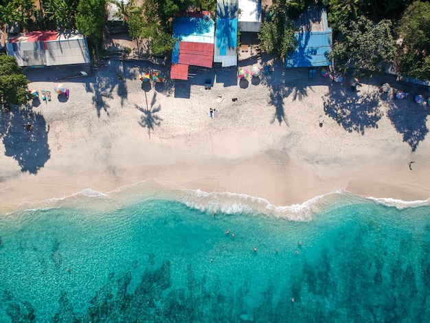 Foto luchtbeeld van het strand met golfwater