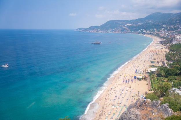 Luchtbeeld van het strand van Cleopatra vanaf de berg op blauwe zee achtergrond in Alanya, Turkije