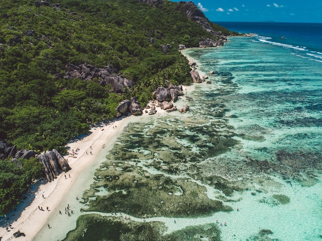 Luchtbeeld van het strand
