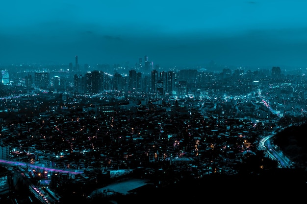 Luchtbeeld van het verlichte stadslandschap tegen de nachtelijke hemel