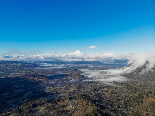 Foto luchtbeeld van het vulkanische landschap tegen een blauwe hemel