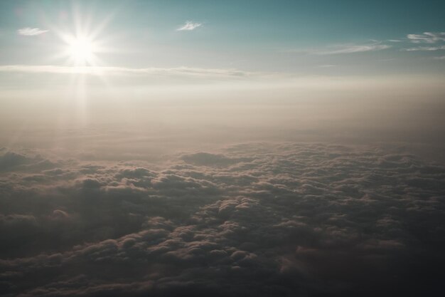 Foto luchtbeeld van het wolkenlandschap tegen de hemel bij zonsondergang