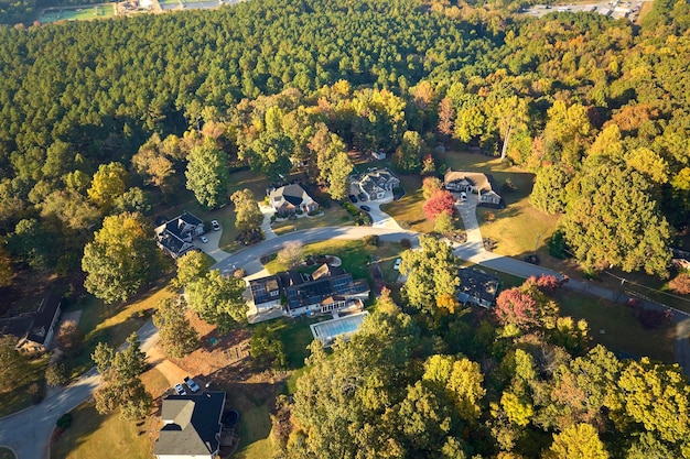 Luchtbeeld van klassieke Amerikaanse huizen in het woonwijkgebied van South Carolina Nieuwe familiehuizen als voorbeeld van vastgoedontwikkeling in de buitenwijken van de VS