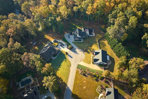 Luchtbeeld van klassieke Amerikaanse huizen in het woonwijkgebied van South Carolina Nieuwe familiehuizen als voorbeeld van vastgoedontwikkeling in de buitenwijken van de VS