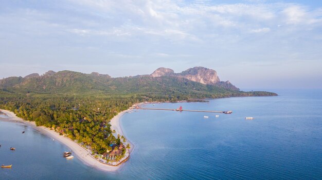 luchtbeeld van koh mook of muk eiland in de ochtendHet is een klein idyllisch eiland in de Andamanzee in het zuiden van Thailand