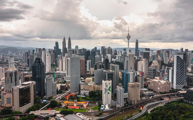Luchtbeeld van kuala lumpur op een bewolkte dag