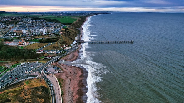 Luchtbeeld van kuststad met pier en strand in Saltburn by the Sea