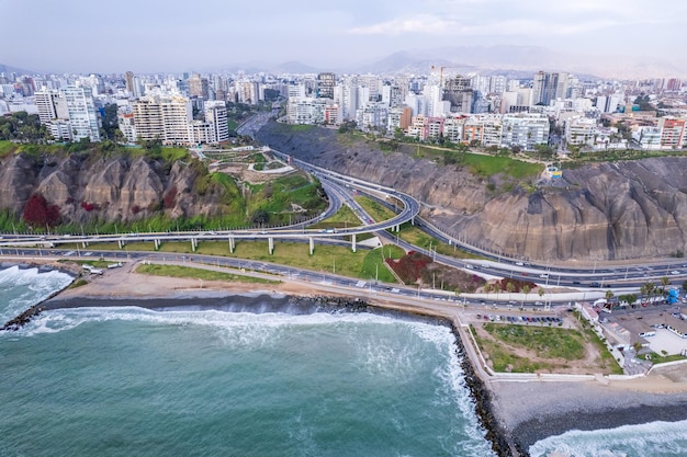 Luchtbeeld van La Costa Verde en de Miraflores promenade in Lima, Peru