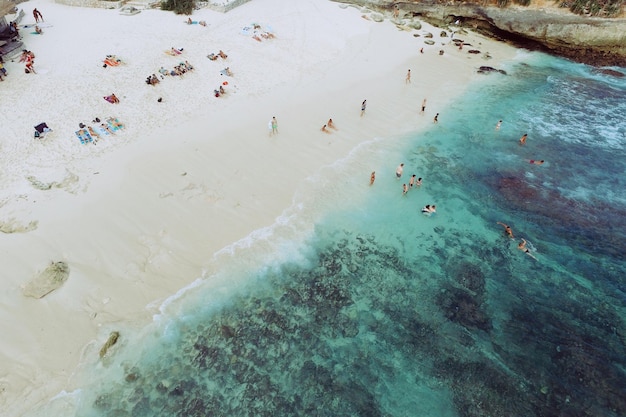 Foto luchtbeeld van mensen die aan de kust genieten