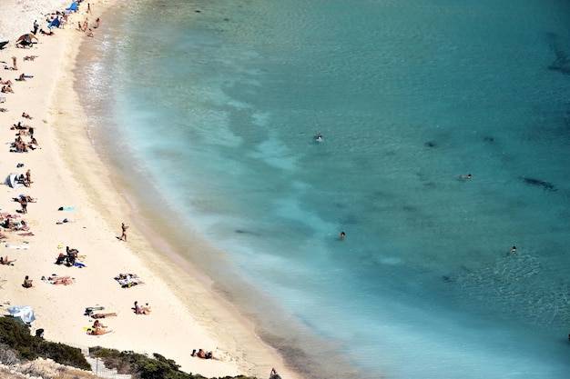 Luchtbeeld van mensen die genieten op het strand van Kedros