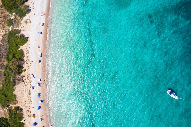 Luchtbeeld van mensen die genieten op het strand.