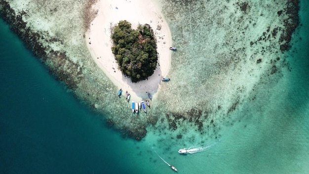 Luchtbeeld van mensen op het strand.