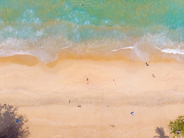 Luchtbeeld van mensen op het strand