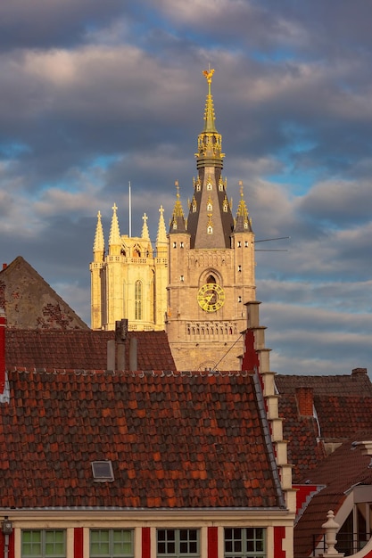 Luchtbeeld van middeleeuwse gebouwen en torens van de oude stad van Gent, België