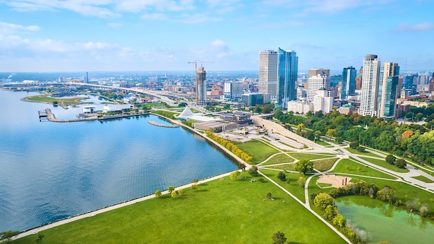 Foto luchtbeeld van milwaukee waterfront en urban park