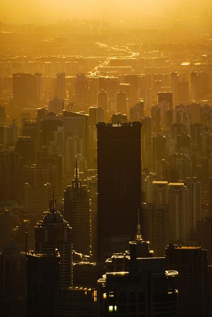 Foto luchtbeeld van moderne gebouwen in de stad bij zonsondergang