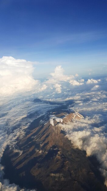 Foto luchtbeeld van mt kilimanjaro tegen een bewolkte lucht