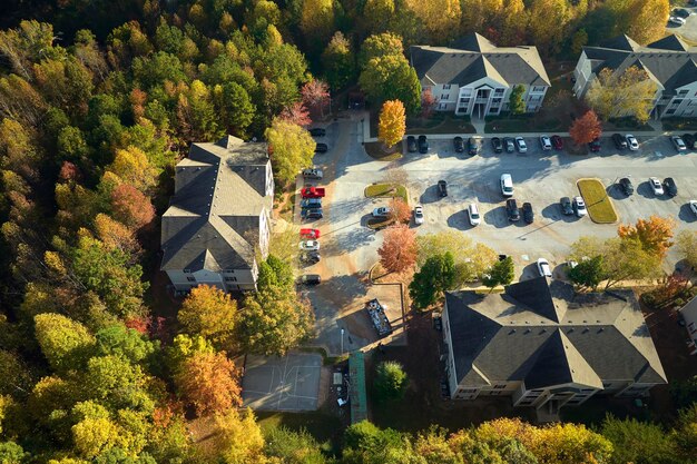 Luchtbeeld van nieuwe appartementen tussen gele bomen in het voorstedelijk gebied van south carolina in het herfstseizoen onroerend goedontwikkeling in amerikaanse voorsteden